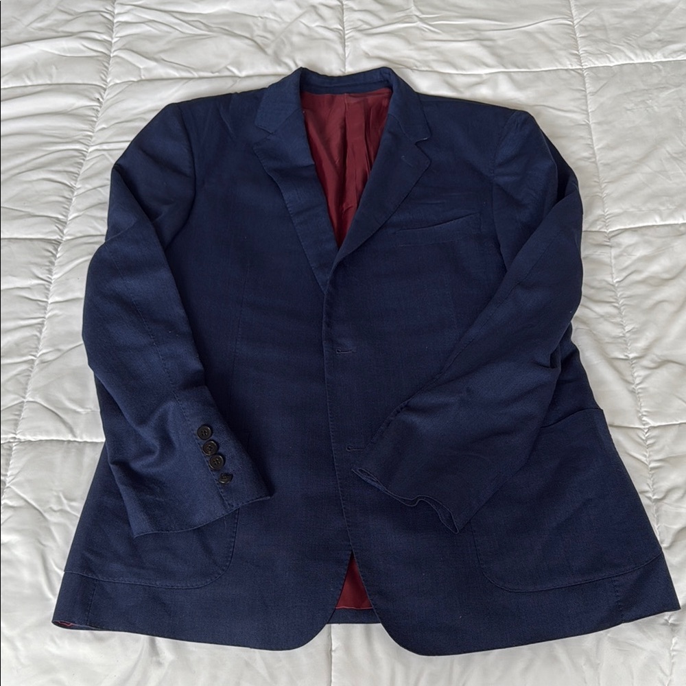Navy Blue Sport Coat with Notched Lapel and Fitted Silhouette
